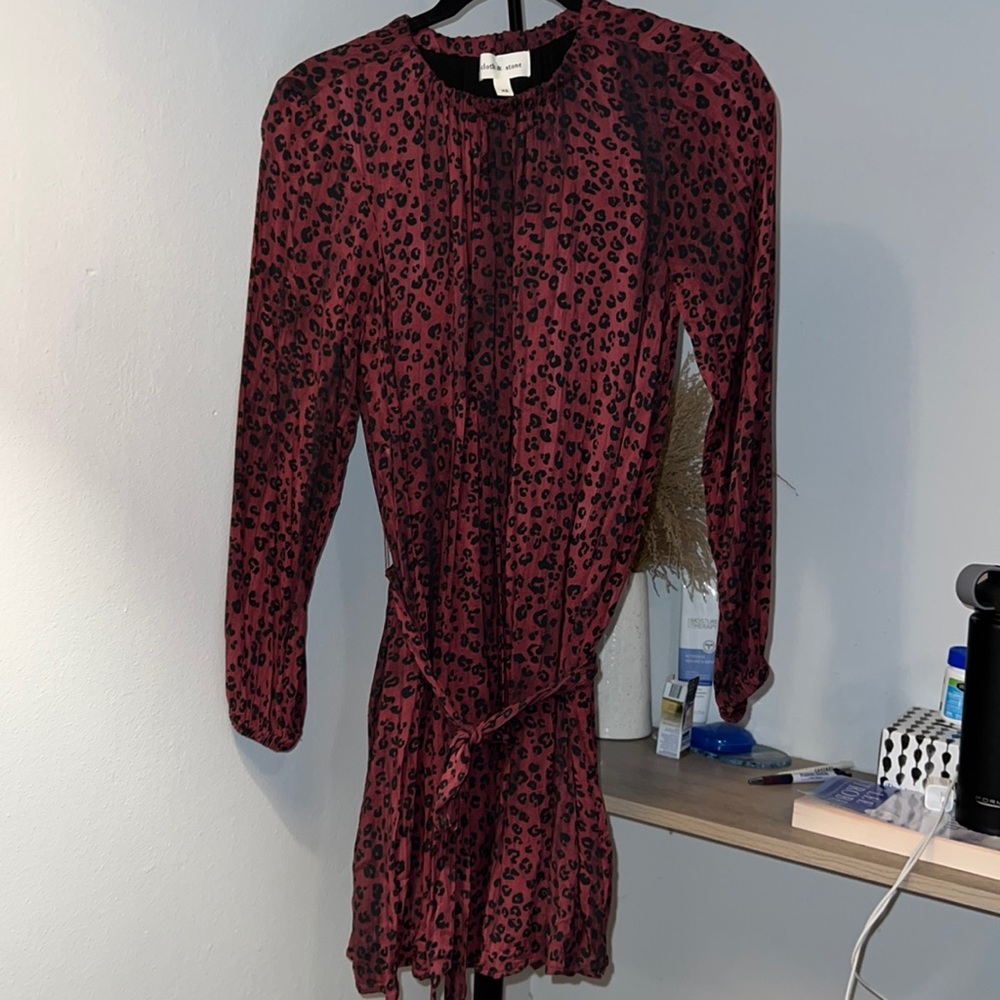 CLOTH & STONE ELASTIC NECK DRESS WILDBERRY LEOPARD SPOTS PRINT